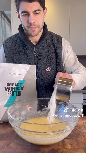 High Protein raspberry & white chocolate banana bread featuring @myprotein Impact Whey Isolate in Vanilla flavour & Flav Drops. Save 30% with code PETRACCA Recipe inspired by @noashealthyeats Ingredients: * 3 medium ripe bananas, mashed * 50g of Myprotein Impact Whey Isolate in Vanilla flavour * 2 tsp Myprotein FlavDrops * 50g unsalted butter, melted * 2 tsp baking powder * 1/4 cup sugar * 1 egg * 1/4 cup milk * 150g plain/all purpose flour * 100g white chocolate, chopped * 1 cup frozen raspberr