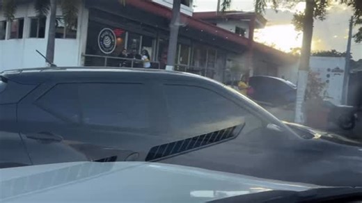 Sivar News | 🔴 CAPTAN A CONDUCTOR EN SENTIDO CONTRARIO; UNO DE LOS OCUPANTES SACÓ EL DEDO El conductor del vehículo (P9423F) fue captado circulando en... | Instagram