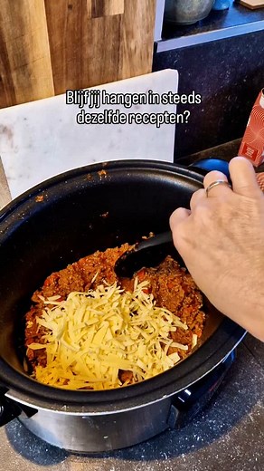 Slowcooker recepten die je ook in de zomer kan maken? Die zijn er genoeg hoor! Natuurlijk kan je ook je stoofpotje maken in de zomer, maar ik bedoel nu echt recepten die wat makkelijker weg-eten in de zomer 😉. Denk bijvoorbeeld aan deze Sloppy Joe tortilla, maar ook aan lekkere kiprecepten, pasta's en soepen of zomerstamppotten. Het kan allemaal. Reageer met 'SLOPPYJOE' als je dit recept gratis wilt ontvangen. Lekker en gezond eten op een makkelijke manier, dat wil jij toch ook? Tot in de keuke