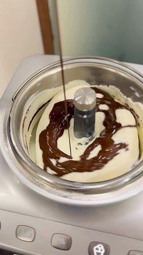 On lance la saison des glaces… ouverte ! Et on commence par la classique stracciatella 🍫 tellement gourmande. Découvrez le Gelato Expert, facile à utiliser avec ses 3 modes automatiques pour réaliser glaces onctueuses, sorbets gourmands et granités rafraîchissants. Et vous, la première glace que vous aurez envie de vous faire au Gelato Expert ? #magimix #glacemaison #gelatoexpert #glaceitalienne #granité #straciatella | Magimix