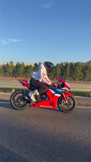 Fast Lane D on Instagram: "Fireblade Exhaust Note 🤌🏾😩 A Japanese Symphony 🇯🇵 Akrapovic headers & SC Project slip-on from @motomillion ================================= 🤳: @visualsbyvicc 🛒: shop at fastlanegang.com 👨‍💻: tuned by @provenpowercycles ⚙️: @motomillion (code’fastlanegang’) ================================= #fastlanegang #fireblade #cbr1000rrr #bikelife #motorcycle"