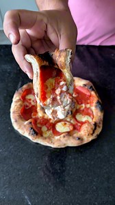 Pizza de pepperoni com vulcão de ricota. 🌋...#pizza #pizzalover #pizzatime #pizzaria #pepperoni | Philippe's Pizza