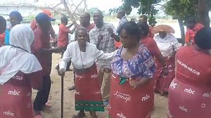 #Update Gulu la anthu achikulire omwe amamvera nyimbo zamakedzana pa pulogalamu ya Kale Langa yomwe imauluka pa MBC Radio 1 lasonkhana m'boma la Mangochi kuti atsekere chakachi ndi kukumbutsira zomwe amkachita kale pobetcha nyimbo zakumtima kwawo ndikumavina. Amayi ndi abambowa, omwe achokera mmadera osiyanasiyana, akuonetsa masitailo amavinidwe osowa ndipo akuoneka kuti akusangalala kwambiri. Wailesi ya MBC yakonza chikonzerochi pofuna kubweretsa pamodzi akuluakuluwa kuti asangalale pamodzi. Wo