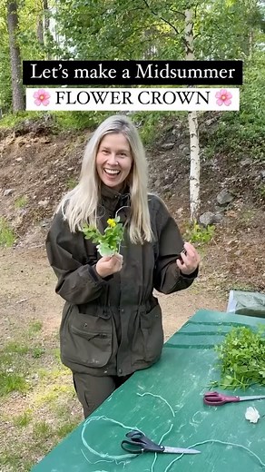 💐EASY FLOWER CROWN TUTORIAL👇🏻 Here’s how you make a gorgeous flower crown! You’ll want to save this post😉 Believe me, over the years, I’ve made some droopy, falling-apart flower crowns 👎🏻 But, after my friend taught me this technique, it’s been so easy to create a beautiful flower crown. 👑 So, here’s how to make a midsummer flower crown in a few simple steps: 1️⃣ With a flexible wire, form the base of the crown into a circle & size it around your head 2️⃣ Make tiny bouquets of flowers & l