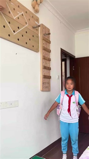 CHINESE Kindergarten Two-centimeter-long wooden rock strips. #IndoorClimbing #ClimbingWall#Kindergarten #viral #Hands