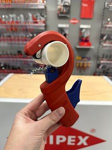 Meet the blade of champions! The KNIPEX DP50 Pipe Cutter for plastic drain pipes (90 23 01 BK) have a reversible high-quality ball-bearing steel blade, easily replaced without tools, ensuring a clean cut every time. No readjusting, no deburring – just perfection, reducing potential blockages and damages to seals. 🎄Today you can win a KNIPEX DP50 Pipe Cutter (90 23 01 BK) on our KNIPEX Advent Calendar! To play just click the link, select today's date and answer the question from the KNIPEX Chris