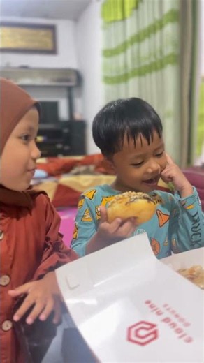 So Cute!!! Zhafran Shares The Last Birthday Cake With Shanum 😍😍😍 #shorts #funny #numnum