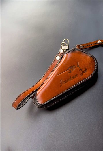 Handcrafted leather key holder - brown edition #providencefish #leathercraft #handmade #leathergoods #skórzanewyroby