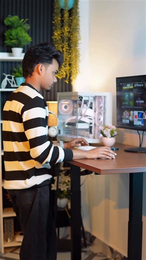 PARVEZ on Instagram: "🔥 Upgrade Your Workspace Game ✨ Level up your setup with this sleek Manual Standing Desk 🖥️💼 Work smart, stand tall & stay productive all day 💪⚡ ✔️ 25mm Thick Premium Top ✔️ 80kg Weight Capacity ✔️ Spacious 5ft Workspace ✔️ Perfect for Dual Monitor Setup 🖥️🖥️ Minimal look + Maximum productivity 🤎🖤 Ab kaam bhi hoga stylish aur comfortable 😎✨ #jinoffice #standingdesk #desksetup #creatorsetup #tech"