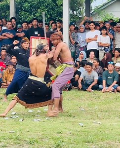 Ngeri sekali…!!!! Aneh netizen,kire kire gaye ape kadu perisean pepadu ni. #pereseanlombok #tradisibudayasasaklombok #pereseanlombokmendunia | Lank Virgo