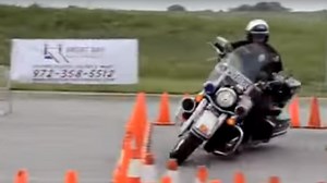 Sempurna, 'Skill Tingkat Dewa' Polisi Bermotor Lalui Jalur Sempit