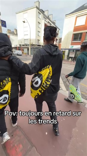 Toujours en Retard sur les Trends: Une Pov Amusante