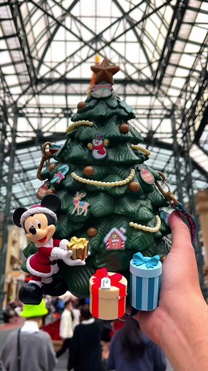 Tokyo Disneyland had a new popcorn bucket for Christmas!