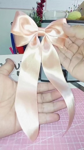 2.7K views · 47 reactions | Creemos juntos hermosos lazos coquette sin necesidad de tela ni costura. ✨ Sigue cada paso detallado en mi tutorial y descubre la magia.  ¡Sígueme para más contenido creativo! ✂️ #DIYFashion #HazloTuMismo #Manualidades #Creatividad #LazosSinCostura #Tutoriales #ArteEnTusManos #HazloFacil #HechoAMano #SiguemeParaMas | Academia de Lazos | Facebook