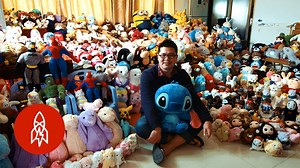 Chinese Man Masterfully Wins an Amazing 15,000 Toys From Impossible Arcade Claw Machines