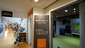 Vi har topp moderne Trackman simulator i butikken vår på Høvik. Her tilbyr vi både Custom Fitting av køller og spill på simulator. Book Custom Fitting: https://tinyurl.com/custom-fitting Book simulator: https://tinyurl.com/simulator-hovik | Golfshopen.no