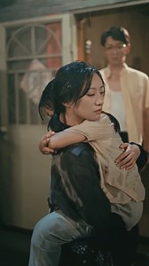 看更多暖心逆襲短劇盡在 DramaBox👉https://dramabox.onelink.me/dqUm/uxr71eib 她出身卑微、命運坎坷，被夫家逼至絕境，卻選擇帶著女兒重新開始。當殘疾軍人趙寧升伸出援手，他們以勇氣與信任築起新生。秦江南憑著一雙巧手與不屈的意志，創立屬於自己的服裝王國。從被輕視的棄婦，到獨立自強的女企業家——她用行動證明，命運從不屬於旁人。 #DramaBox #series #shortfilms #女主逆襲 #勵志故事 #女性力量 #現實人生 #愛情與希望 #海外短劇 | DramaBox短劇