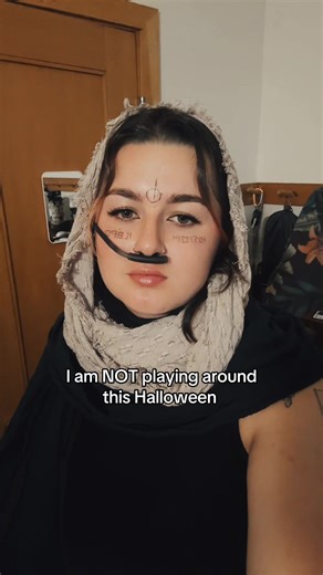 Yeah I like Dune 2. Dune 2 ladies at the same time 🪱#dune #halloween #dunemovie #halloweencostume #redbone