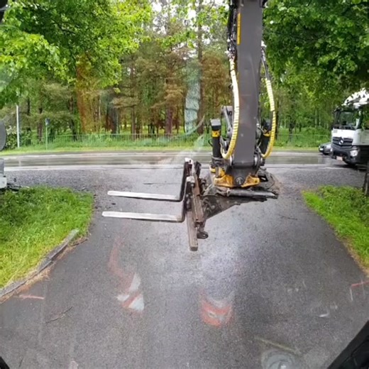 kuorman purkua🤠#inveraoy #engcon #ewr150e #wheelexcavator #pienenpojanelämää #tiltrotator#volvomoment #fyp #finnishtiktok #volvoexcavator #foryoupage #suomitiktok