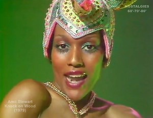 70's... "Knock on Wood" : reprise disco d'une chanson initialement interprétée par Eddie Floyd en 1966... Bien qu'elle ait été enregistrée par des artistes prestigieux (Otis Redding, David Bowie, Eric Clapton, etc.), la version explosive d'Amii Stewart demeure l'une des plus connues à ce jour. #AmiiStewart | Nostalgies 60'-70'-80'