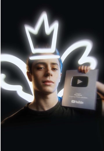 10 ans avec une caméra dans la main 🎥 10 ans à créer, tester, douter, recommencer. Devant, derrière l'objectif... toujours avec la même envie : raconter quelque chose ✨ Dans un monde qui scroll trop vite, j'ai choisi de prendre le temps. De réfléchir. De construire. De créer avec intention. Cette vidéo a été diffusée en intro de mon passage au Grand Rex à Paris lors de l'Editing Con 2026. Un moment que je n'oublierai jamais ! 🤍 #audiovisuel #editingcon2026 #videomaker #montage #vfx