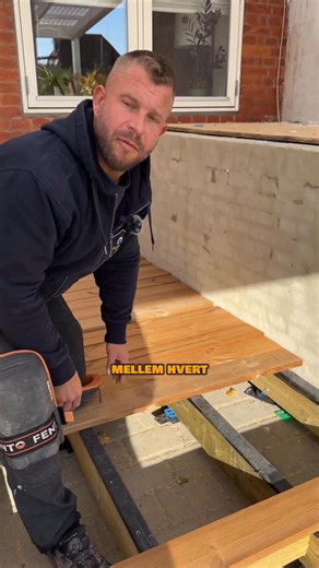 På Birmavej og igang med at udlægge terassebrædder🏠👷‍♂️ #millimeterbyg #viral #tømrer #terasse #storkøbenhavn | Millimeter Byg ApS