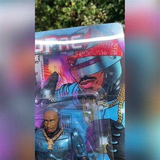 ROBOPAC - the most confused concept in the history of bootleg toys. Is he a thug? Is he a cop? Who cares, he's awesome and drops tomo, at 12noon EST. Featuring Dan Evans on the lenticular artwork 🔥 www.traptoys.com/store | Trap Toys