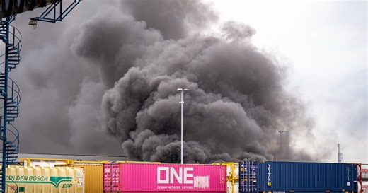 Kraanvoertuig in brand gevlogen bij containerterminal op de Vondelingenplaat