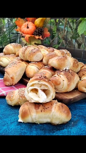 14K views · 162 reactions | Kiflice sa sirom koje se tope u ustima. Recept ostavljam u komentaru #kiflicesasirom #pecivo #justsweetsladjano #food #hrana #recepti | Slađana Roža | Facebook