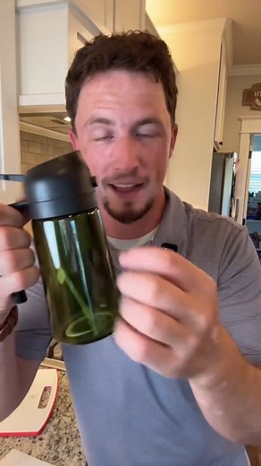 ✨ Meet your new kitchen hero! This 2-in-1 oil spray bottle makes it easy to spray or pour the perfect amount of oil every time. Whether you're grilling outdoors or cooking indoors, enjoy healthier meals with zero waste. Made with eco-friendly, BPA-free materials, it's easy to clean—designed to fit your busy lifestyle.  #CookSmart #EcoFriendly #KitchenEssentials | Un-Decentbe | Facebook