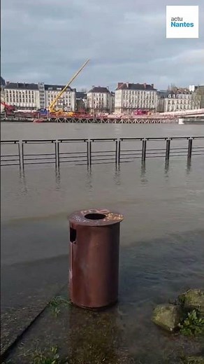 La Loire déborde près du pont Anne de Bretagne à Nantes
