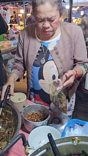 ลาบหมูคั่ว สูตรเหนือพริกลาบหอมๆชุดละ 50 บ. ตักvายไม่ถึงชั่วโมงหมด!!