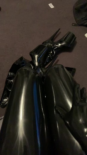 9940 :: Squish. #latexdrone #rubberdrone #rubber #dronekink #hypnosis #hypno #trans #catgirl #catearheadphones #latexfashion #latex #hexcorp #dronification #drone #dronetok