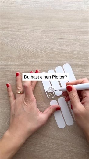 MAMA | DIY & PLOTTEN | ORDNUNG MIT SYSTEM on Instagram: "Werbung / Ich kann nicht anders - ich liebe es : Spielzeug plotten 😍. Verschenkst du dieses Jahr auch einen Arztkoffer? Und du hast einen Plotter? Dann brauchst du UNBEDINGT dieses UPGRADE. Und wenn deine Kinder schon einen Arztkoffer haben… schenk ihnen einfach nur das Upgrade. Es ist so simpel – und macht das Geschenk SO viel besonderer. Du brauchst dafür wirklich nur eine weiße Flexfolie (ich nehme wie immer die von @politape_official 