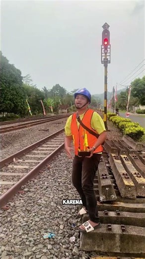Bapak-Bapak Sombong Gagal Pamerin Palang Pintu Panjang Depan Kereta Api #palangpintukeretaapi