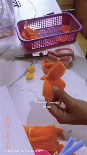 Diy flowers keychain #fuzzywirecrafts #fuzzywireflower #handmadewithlove #FuzzyKeychain | Crafts And Creation's Blooms