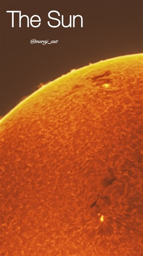 ‎معراج غلامرضایی || 𝕄𝕖𝕣𝕒𝕛 𝔾𝕙𝕠𝕝𝕒𝕞𝕣𝕖𝕫𝕒𝕖𝕚‎ on Instagram‎: "پلاسمای جوشان، میدان‌های مغناطیسی پیچیده، و ستاره‌ای که هر ثانیه میلیون‌ها تُن ماده را همجوشی می‌کند. این همان خورشیدی است که هر صبح ساده از کنارش رد می‌شویم. ‏Sun in H-Alpha☀️ 📍اصفهان ۱۰ فوریه ۲۰۲۶ ۲۱ بهمن ۱۴۰۴ ۲۱ شعبان ۱۴۴۷ Telescope: Lunt 50mm H-Alpha Solar Telescope☀️ (متعلق به رصد خانه مرکز نجوم فضای بیکران ایرسا) Mount : Sky-Watcher EQ3 Synscan Pro نرم افزار 🧑‍💻: AutoStakker+Adobe Photoshop +Sharpcap+Registax"‎