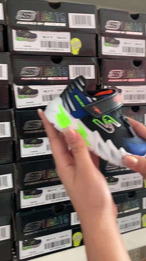 ¡Nuevos Skechers LIGHTS en Zapakids! 👟💥Con luces que se encienden en cada paso, estos tenis son la combinación perfecta de diversión y estilo para tu pequeño. ¡Consíguelos ahora! ¡Visita nuestras tiendas Zapakids o encuéntranos en los marketplaces más conocidos! #mercadolibre #liverpool #amazon #coppel #elektra #zapakids #kids #sondevelcro #modainfantil #tenisinfantiles #contigodesde1972 | Zapakids.com.mx