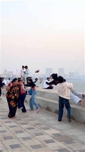 🩴Ladkiyo ki Maa ki bhi Puri Fat Gai😂🫂 #youtubeshorts #reaction #random #stunt #prank #angry