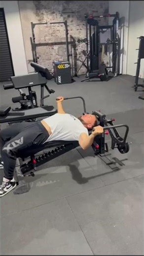 Entraînement des pectoraux en homegym avec l'option pec fly ATX pour banc de musculation à support