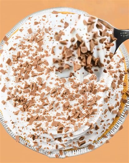 NO-BAKE CHOCOLATE PUDDING PIE! 5.85 ounce box instant chocolate pudding 1 pre-made 9-inch graham cracker pie crust 8 oz tub whipped cream 1.55 ounce regular sized Hershey’s Chocolate Bar as called for on box 2% milk #familymeals #Thanksgiving #fblifestyle #holiday #EasyDinners #Christmas | Recipes by kamika