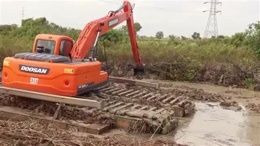 Dx225 doosan Amphibian