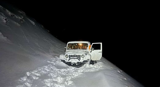 Florida father, son rescued after getting stuck in 2 feet of snow on mountain pass