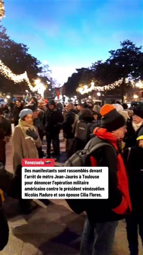 Des manifestants sont rassemblés devant l’arrêt de métro Jean-Jaurès à Toulouse, ce lundi 5 janvier 2025, depuis 18 h. Ils dénoncent l’opération militaire menée par les États-Unis pour la capture et l’exfiltration du président vénézuélien, Nicolás Maduro, ainsi que de son épouse Cilia Flores. L’objectif est aussi de demander au gouvernement français plus de fermeté afin de faire respecter le droit international. La mobilisation est rythmée par des prises de paroles. #actu #toulouse #manifestatio