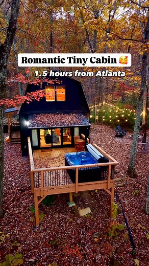 Just an hour and a half from Atlanta — a Romantic Tiny Cabin with a hot tub and stunning views. A cozy hideaway perfect for escaping the city, enjoying the quiet, nature, and a truly romantic atmosphere ❤️🌲 📍@littleapplelookout #RomanticTinyCabin #LittleAppleLookout #GeorgiaCabins #RomanticAtlanta #CozyCabin #HotTubViews #ExploreGeorgia | Romantic.atlanta