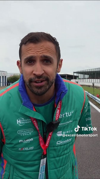 Exciting Racing Action at Thruxton!