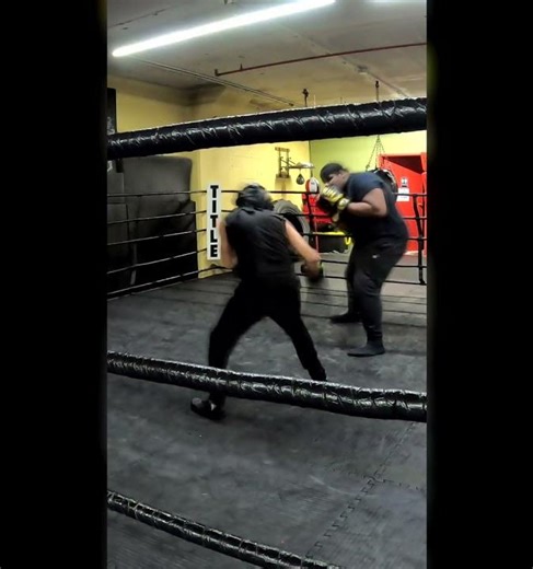 VR Boxer enters real gym, thoughts? 🤔 #shorts #boxing #vr