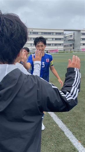 【結果報告】 全国高校サッカー選手権千葉県大会決勝トーナメント 1回戦vs千葉敬愛 0-0 0-4 今年は二部リーグ所属同士の初戦となりました。 テスト期間にも関わらず、アップから部員総出で、素晴らしい雰囲気を作ってくれました。 それに応えるように選手たちは素晴らしい闘いを前半に見せてくれましたが、後半は力が足らず敗戦しました。 たくさんの保護者様、教員、OBや、 OBの保護者様からもご声援頂きました。 運営にご尽力頂いた皆様も、本当にありがとうございました。 | 千葉日大一高サッカー部