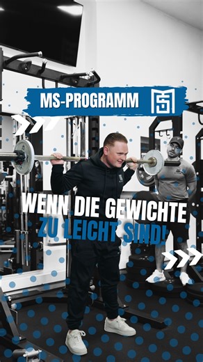 MS-Coaching: Online Coaching on Instagram: "😏 POV: Dein Coach, wenn die Gewichte zu leicht aussehen.⁠ ⁠ Du denkst:⁠ „Perfekt eingestellt, fühlt sich gut an.“⁠ ⁠ Coach denkt:⁠ ➡️ „Warum ist da noch so viel Platz auf der Stange?“ 😈⁠ ⁠ Und plötzlich passiert Folgendes:⁠ ➕ Scheibe drauf⁠ ➕ noch eine⁠ ➕ „Wir probieren das mal.“⁠ ⁠ Du: 😳⁠ Dein Körper: 🥵⁠ Der Coach: 😎 zufrieden⁠ ⁠ 💡 Ein guter Coach sieht nicht nur, was du hebst –⁠ sondern, was du heben könntest.⁠ ⁠ 📍 Bei MS-Programm heißt das:⁠ 