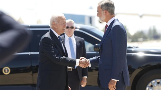 Felipe VI recibe a Joe Biden a su llegada a Madrid por la Cumbre de la OTAN